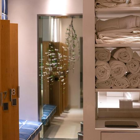 Hotel Washington Exterior photo The locker room at the spa