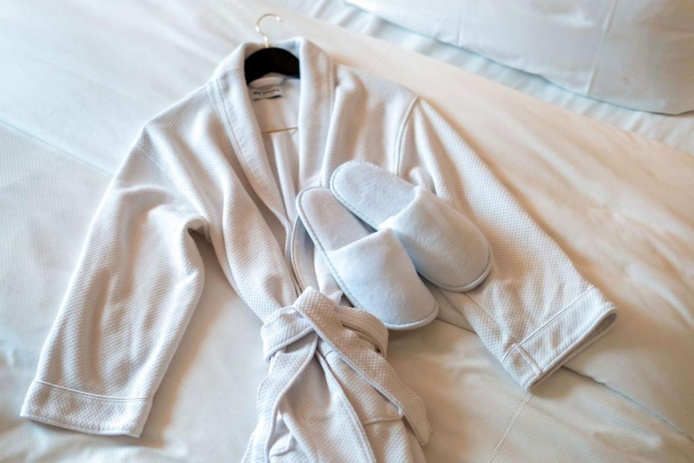 Hotel Washington Exterior photo A bathrobe and slippers