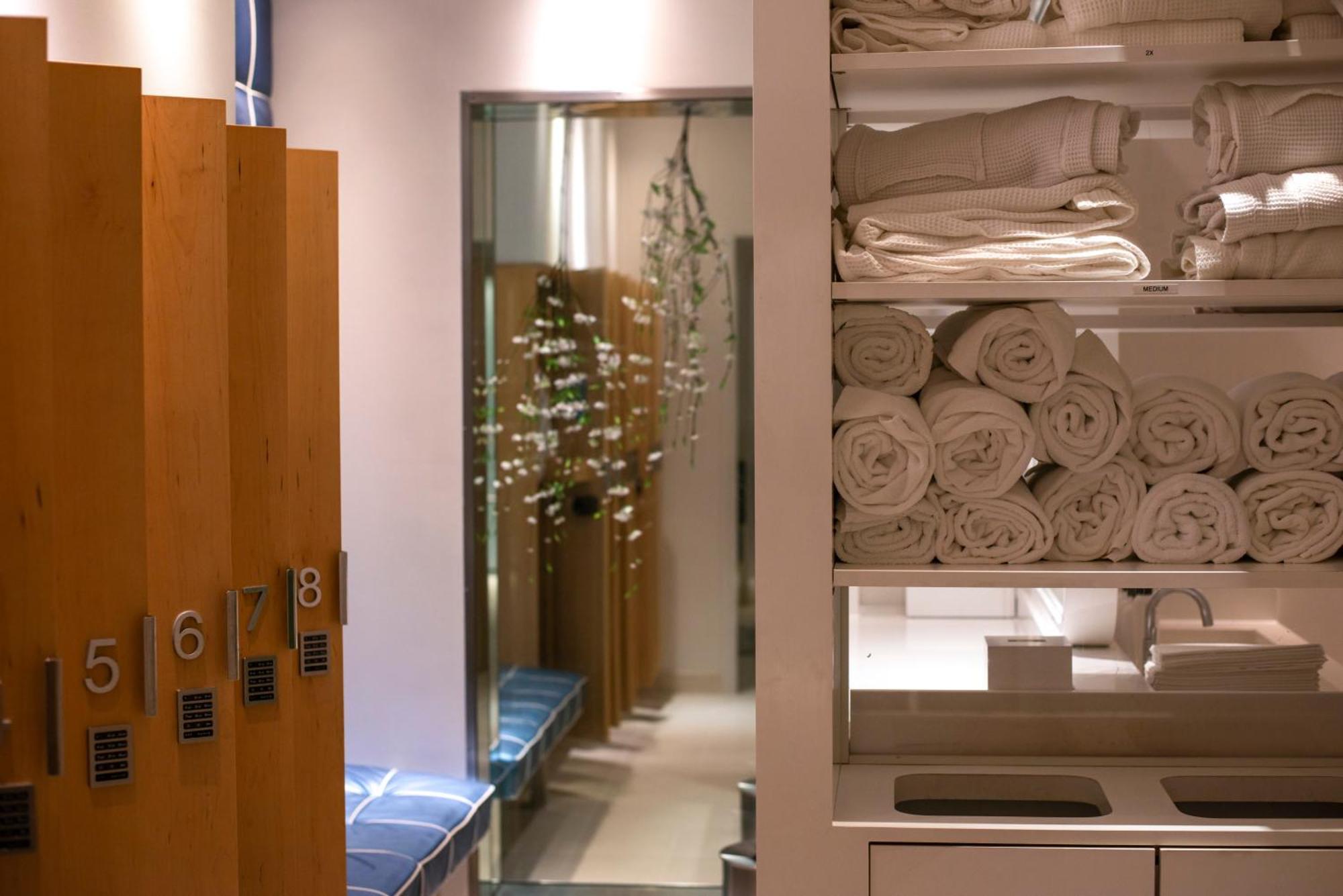 Hotel Washington Exterior photo The locker room at the spa