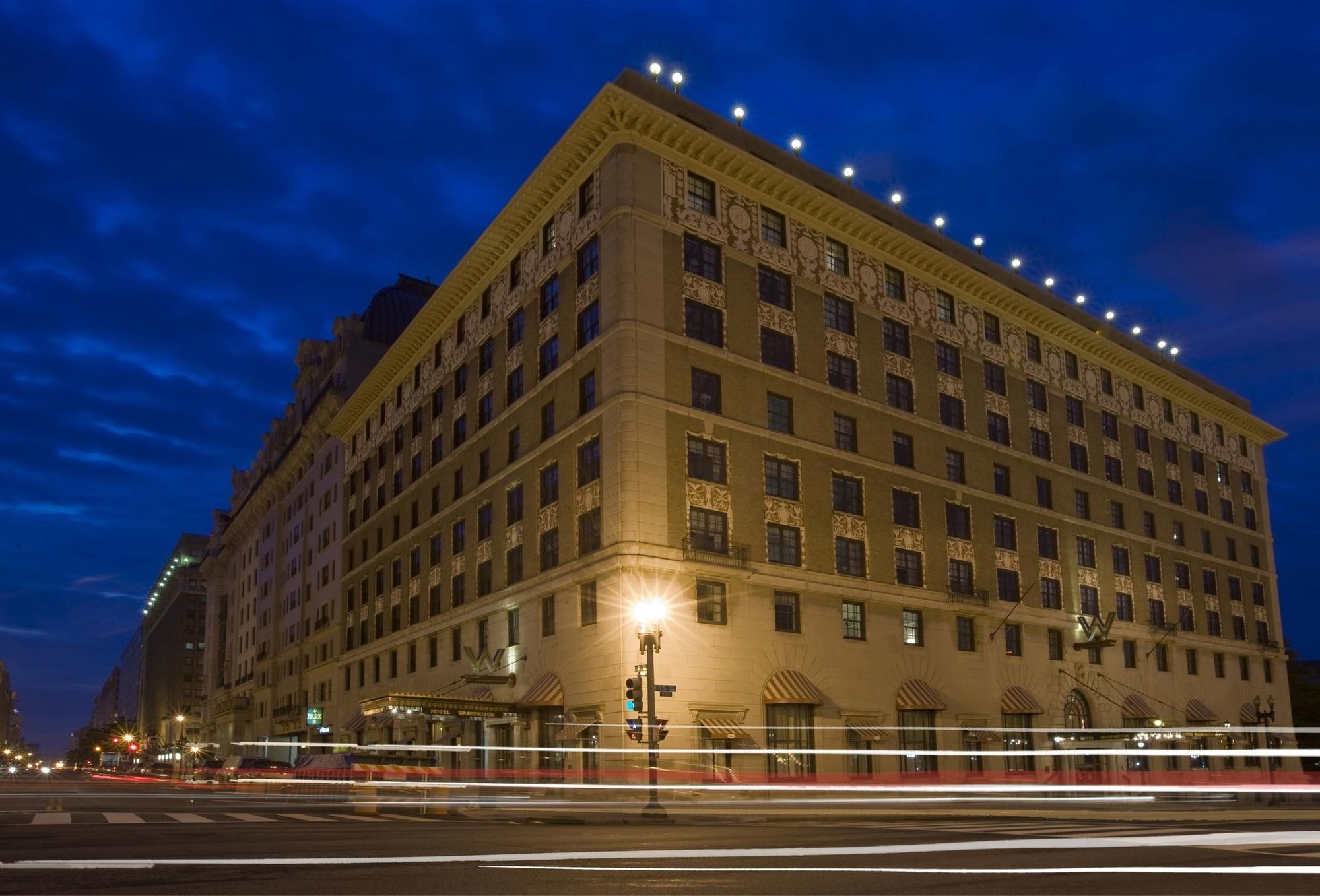 Hotel Washington Exterior photo The building at night